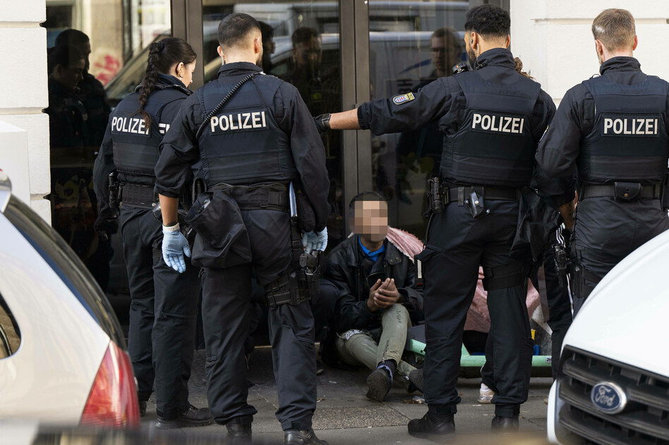 Anklage gegen Polizisten: Frankfurter Polizist soll Mann in Gewahrsam gedemütigt haben