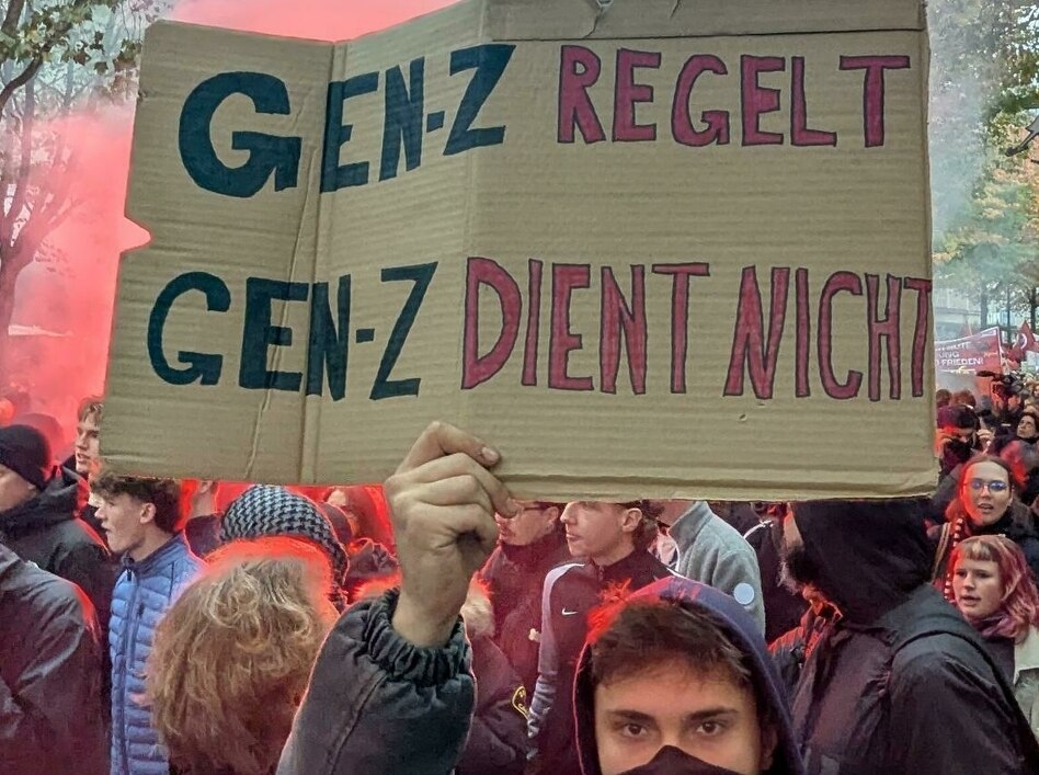 +++ GenZ regelt +++: Und dann geht’s doch noch ab: Pyro, Barrikaden, Polizeigewalt