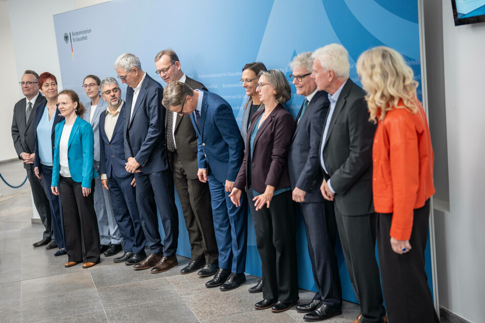 Kommission nimmt Arbeit auf: Pflegeversicherung in Not