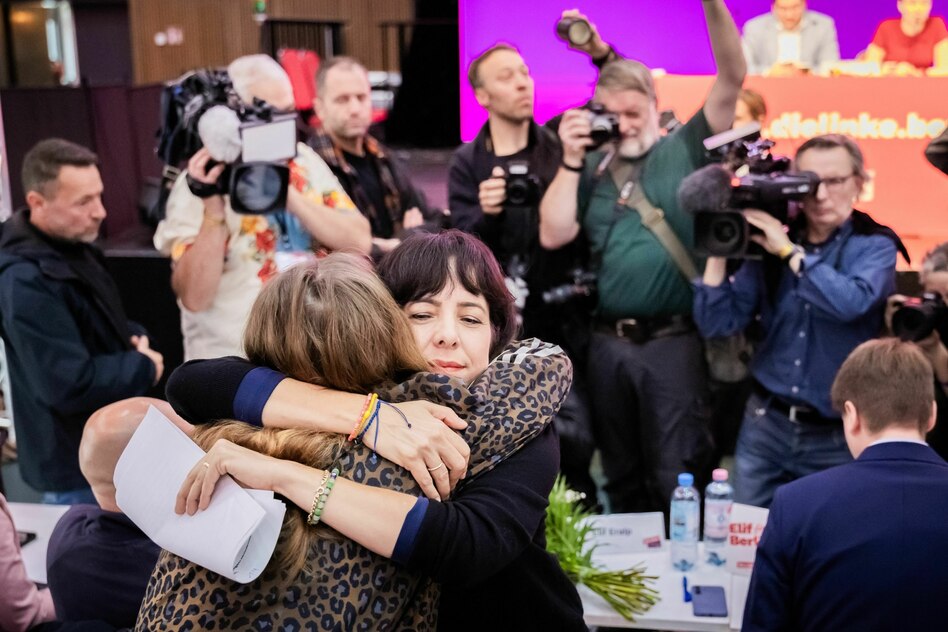 Parteitag der Linken in Berlin: Elif Eralp strahlt vor Freude